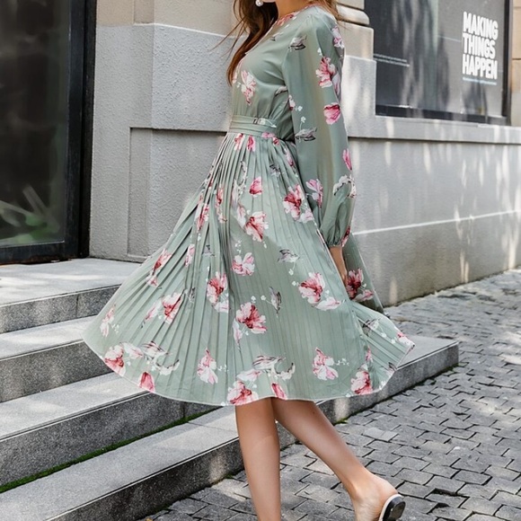 SHEIN Simplee NWT Keyhole Neckline Floral Pleated - Picture 2 of 10